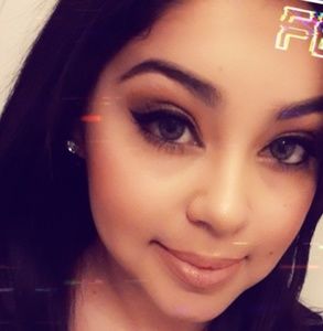 Meet your Posher, Claudia